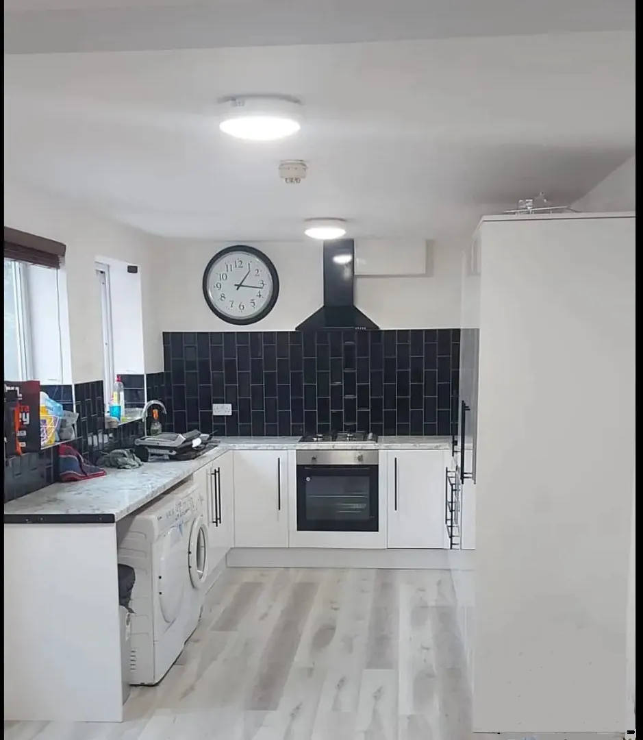 10 Arthur Avenue // 6 Bedroom House // NG7 2EL - Image 1